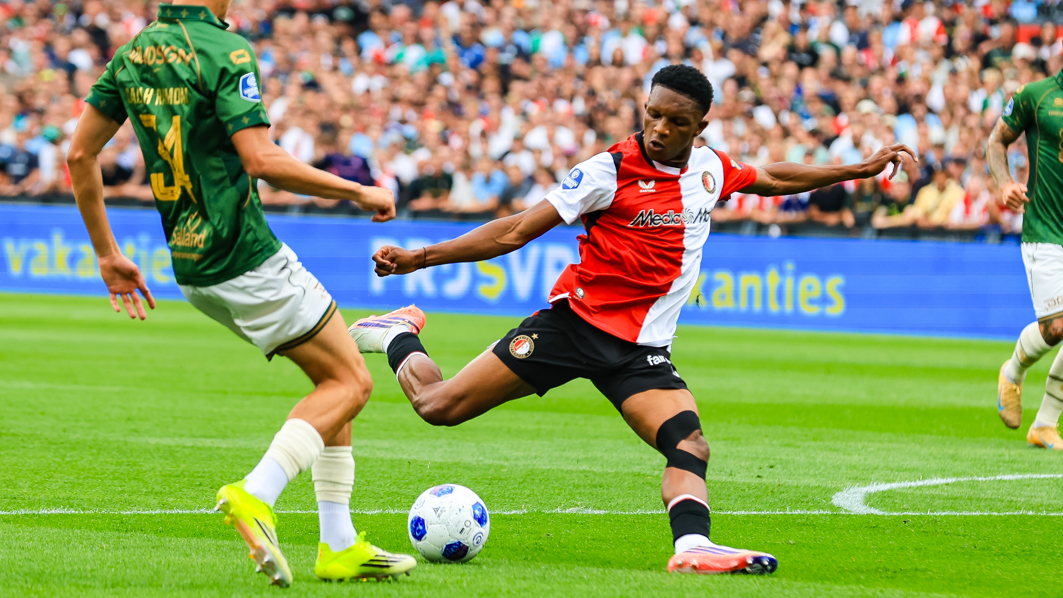 Givairo Read lost een schot tegen Go Ahead Eagles