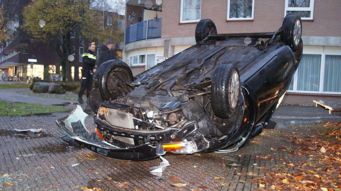 De auto raakte zwaar beschadigd (Rechten: Van Oost Media)