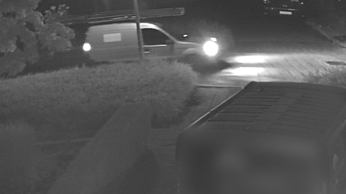 Molotovcocktail gegooid tegen huis in Haaksbergen: bestelauto met logo gezocht