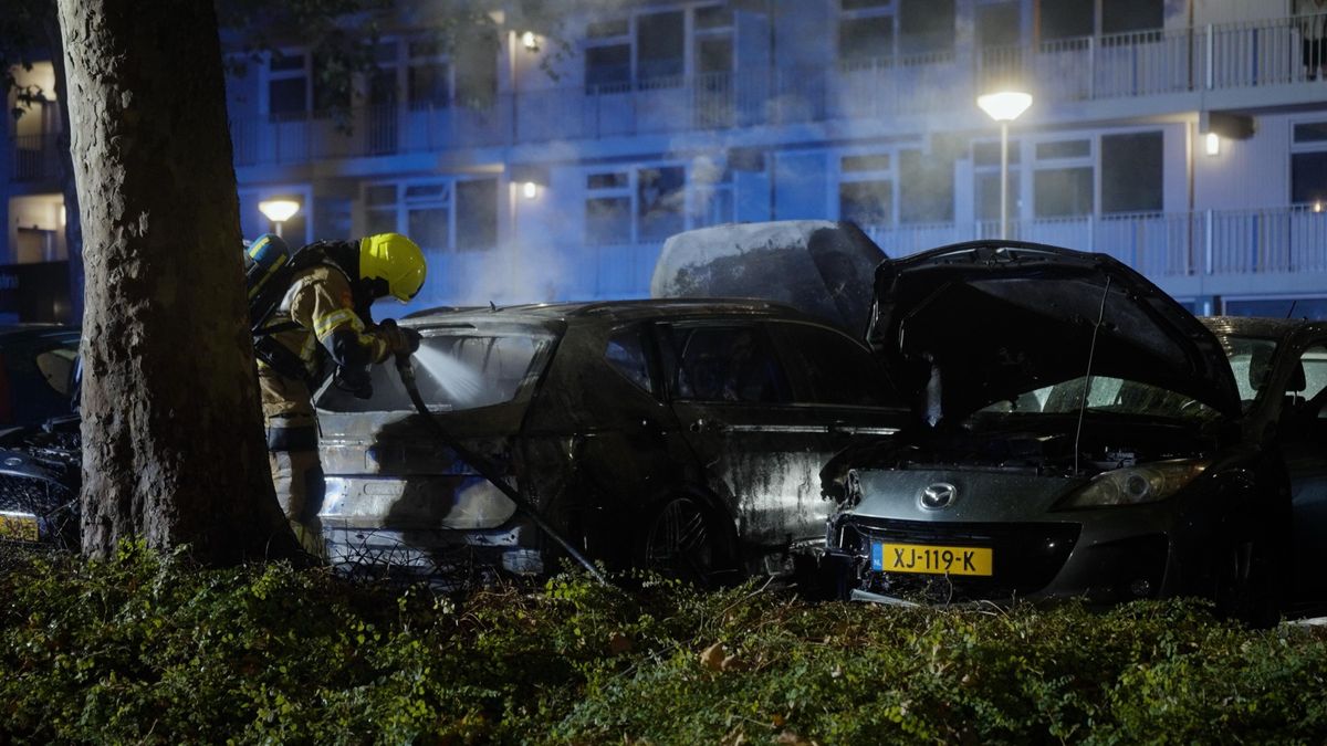 Autobrand in Heerlen: twee auto's lopen schade op, derde brand uit