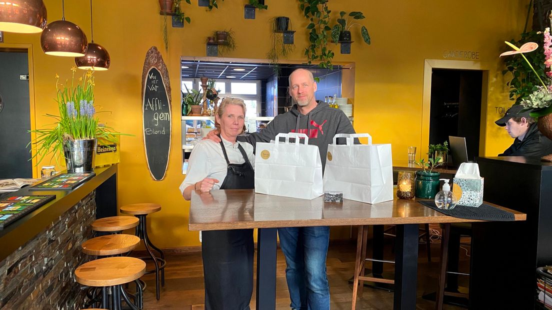 Jethro en Regine Wijnja pakken de afhaalservice in hun restaurant in Oostburg weer op