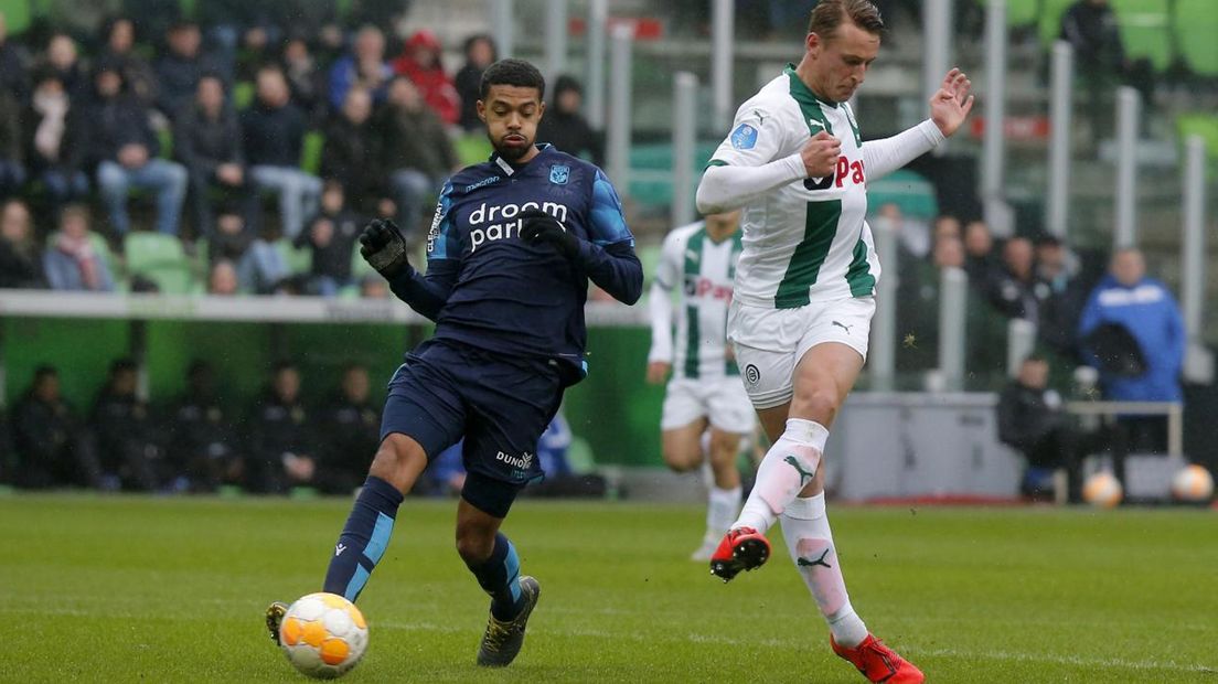 Kaj Sierhuis schudt tegenstander Clarke-Salter af en maakt de 1-0