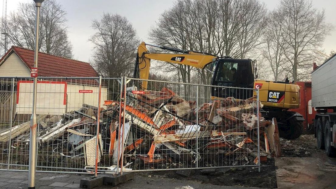 De huizen gaan tegen de vlakte