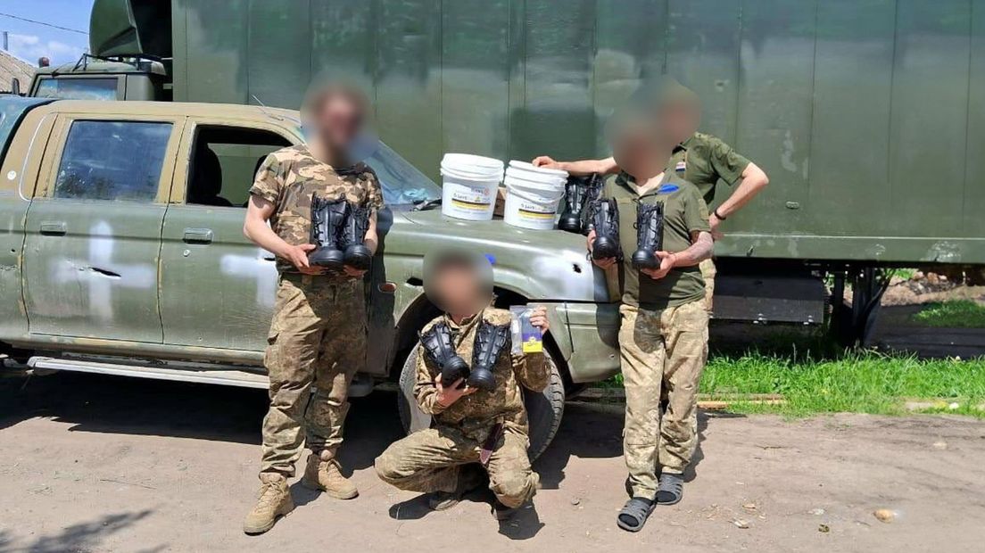 Oekraiense militairen met hulpgoederen van De Leeuw Kyiv