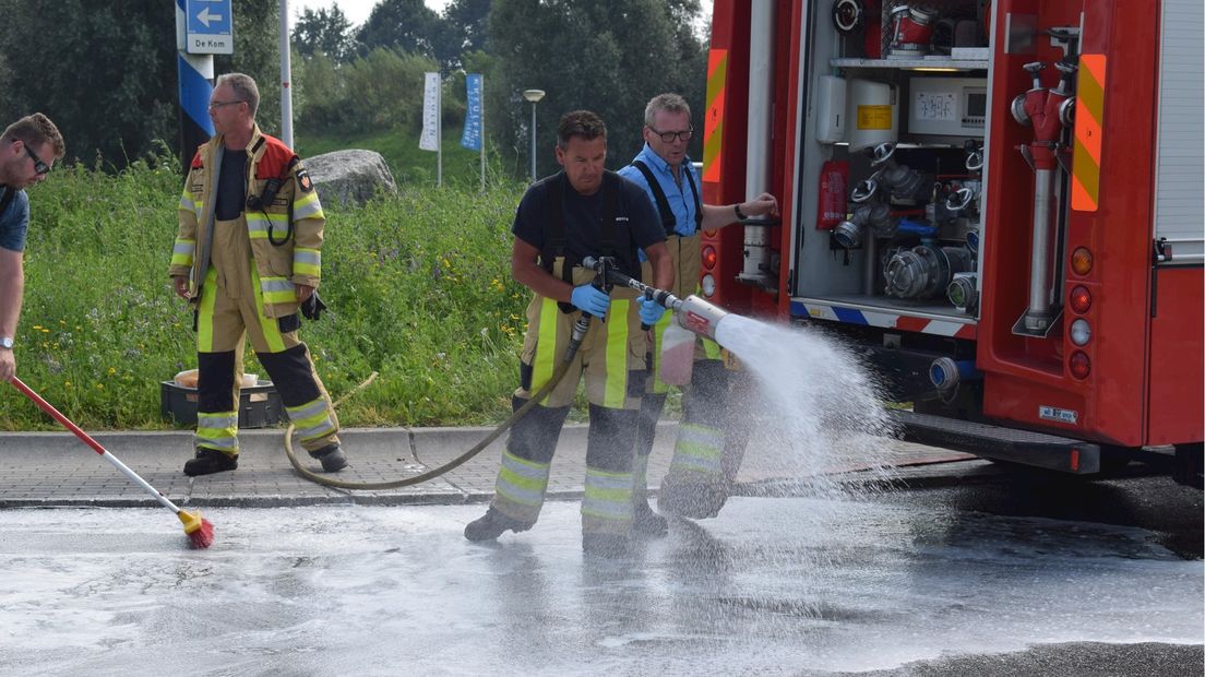 Brandweer schrobt met hydraulische vloeistof besmette rotonde schoon