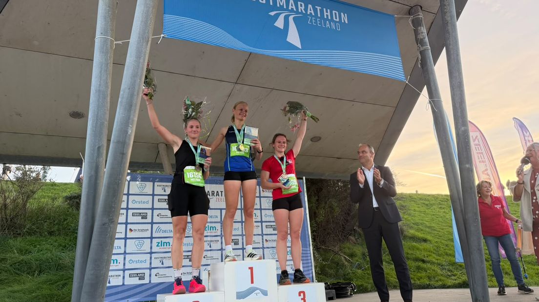 De prijsuitreiking van de vrouwen bij de Trailrun