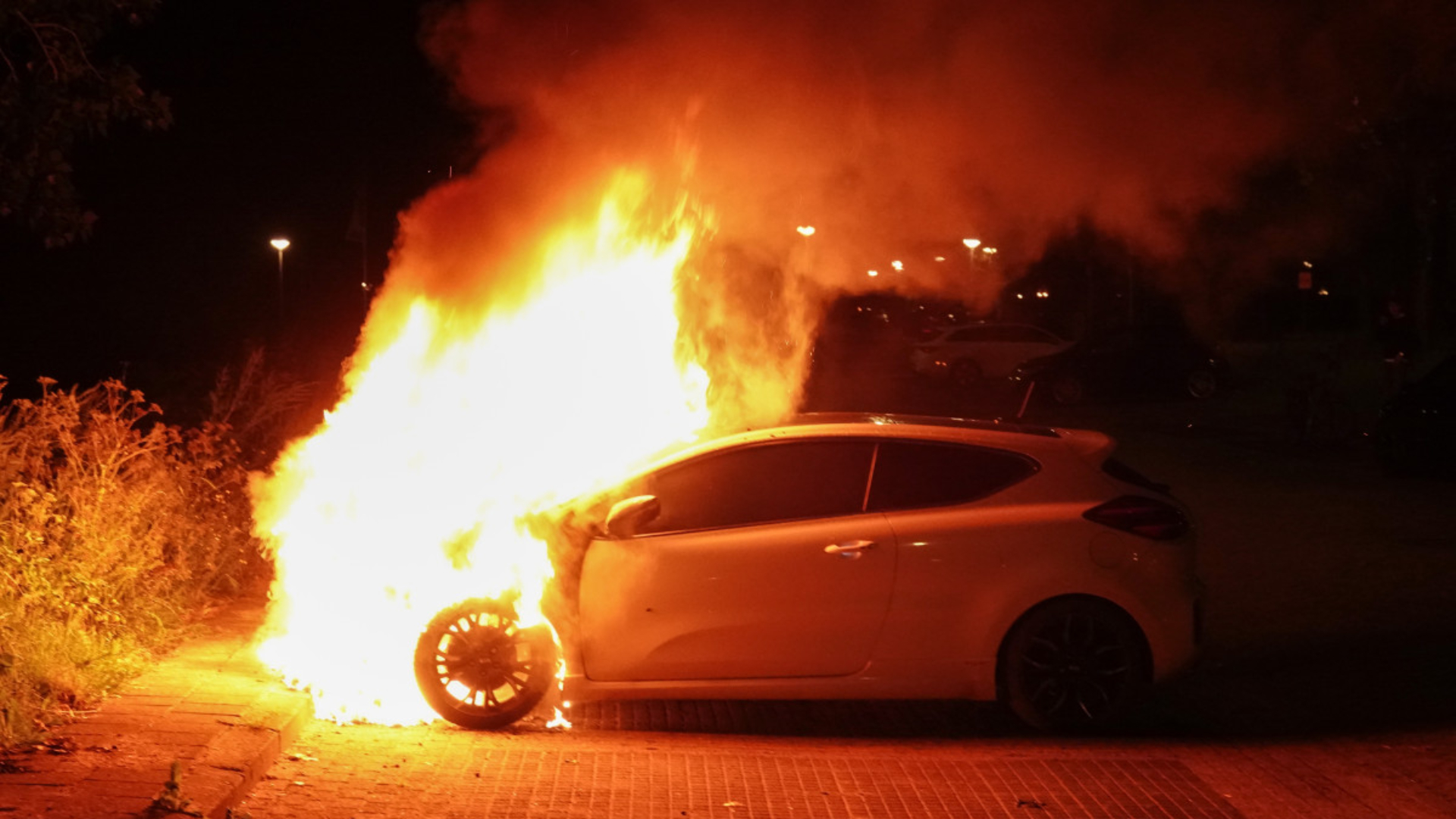 Auto in lichterlaaie op parkeerplaats