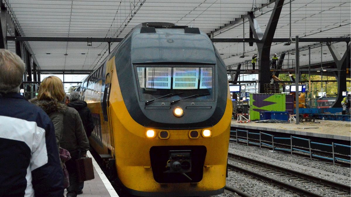 Trein Almere Zwolle stilgezet, groep jongeren pleegt vernielingen RTV Oost Trein Almere Zwolle stilgezet, groep jongeren pleegt vernielingen RTV Oost