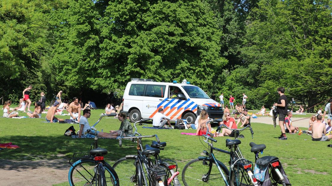 De politie controleert in het Noorderplantsoen of de coronamaatregelen worden nageleefd