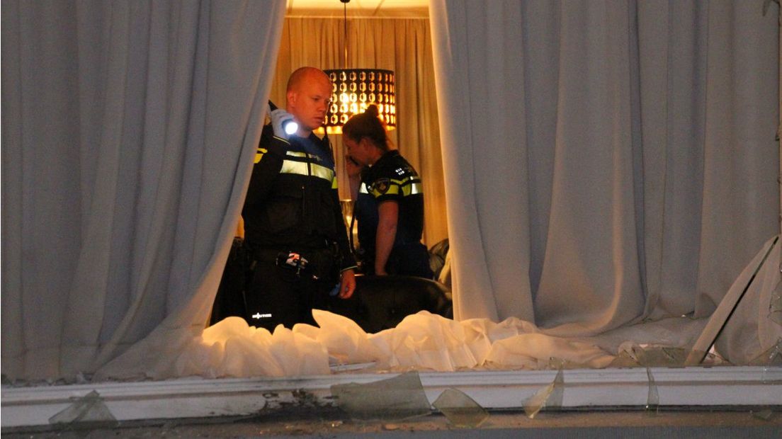 De politie doet onderzoek na de explosie aan de Van Alphenstraat in Voorburg I