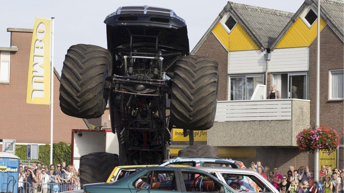 De monstertruck springt over auto's heen