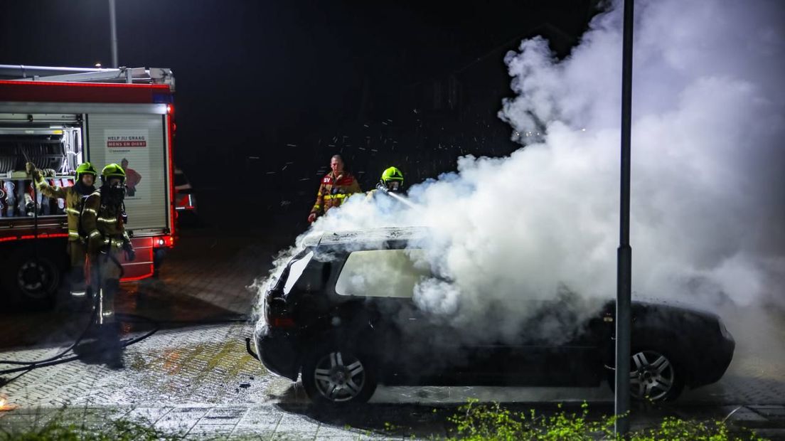 De brandende auto aan de Mauvestraat.