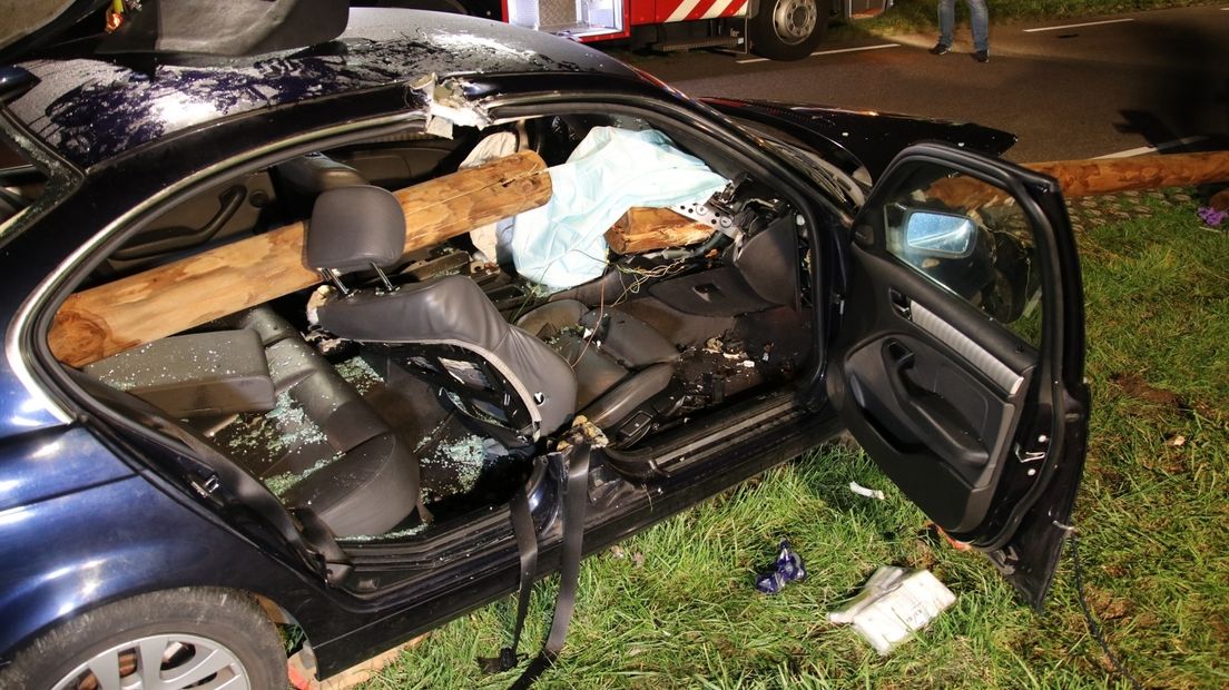 De vangrail zat dwars door de auto