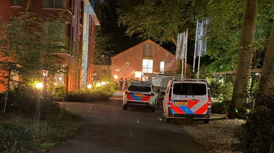 Zwaargewonde bij steekincident in hotel: een persoon aangehouden