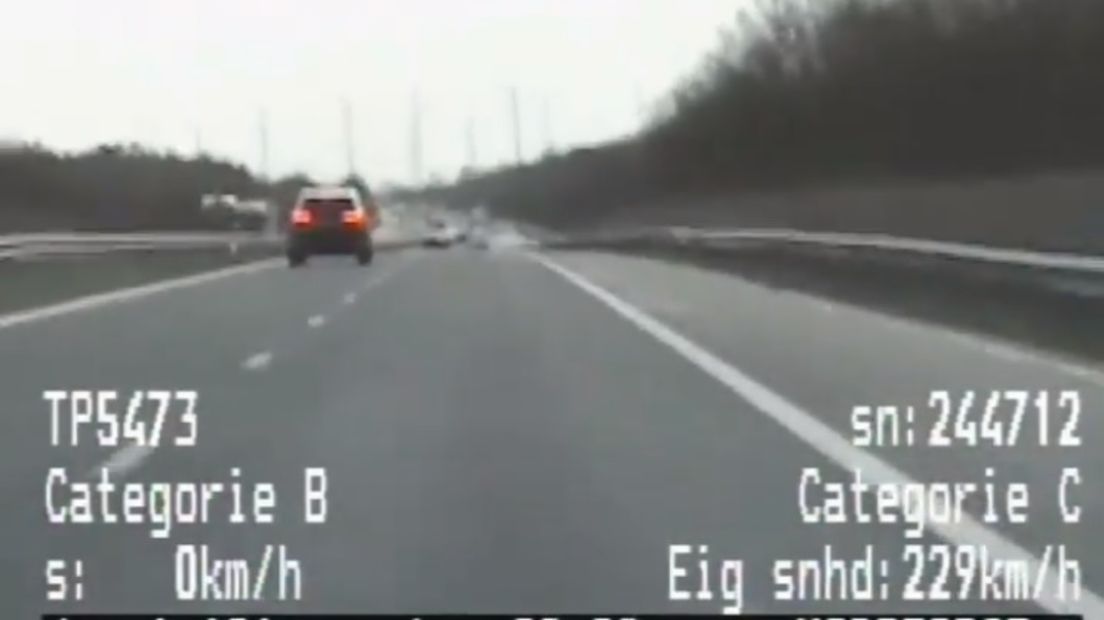 De politie achtervolgt de hardrijder op de A7
