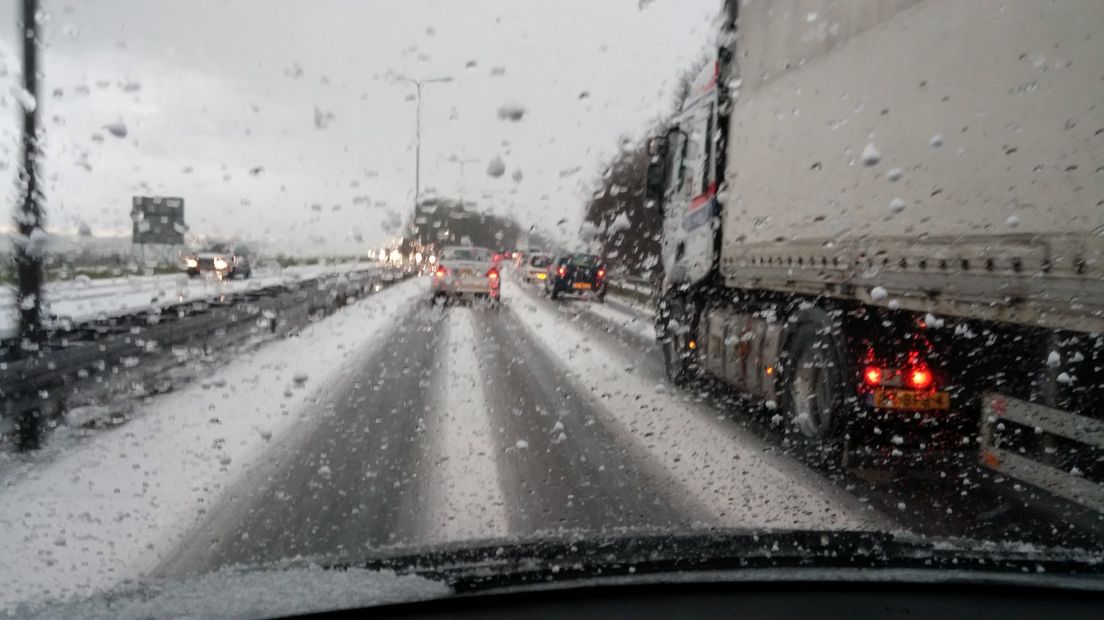 Sneeuwval bij Nunspeet leidt tot verkeerschaos