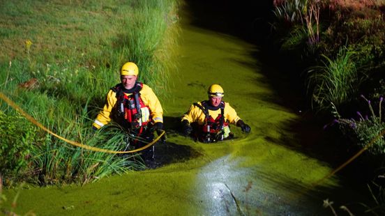 Auto te water • rookbom in woning