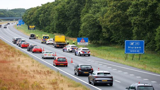 Lange file nadat busje van snelweg raakt bij Eemnes Home