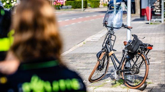 Moeder met twee jonge kinderen gewond na aanrijding, automobilist rijdt door. Moeder met twee jonge kinderen gewond na aanrijding, automobilist rijdt door.