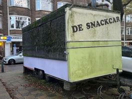 Ongebruikte snackcar staat al jaren weg te rotten in woonwijk, buurtbewoners zijn er klaar mee