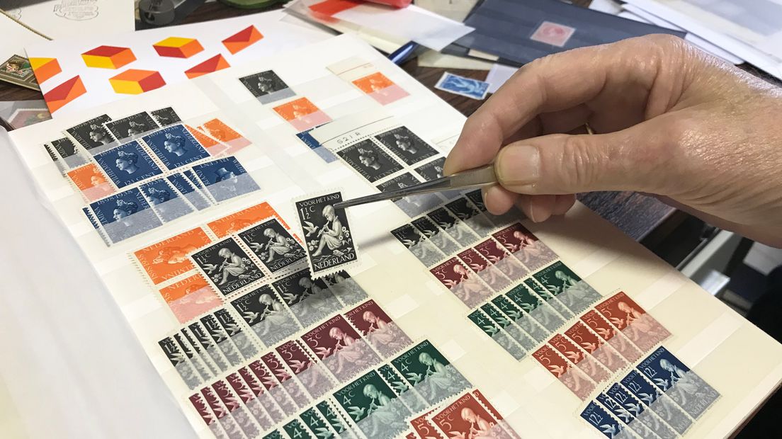 In de stokboeken van Co Molenaar worden zijn postzegels geplakt.