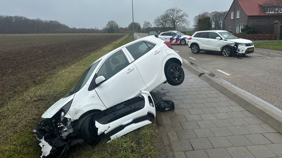 Auto in berm na botsing Broekhuizen Nieuws