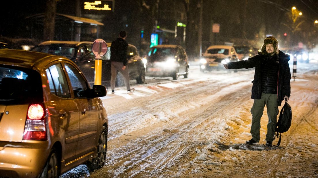 De sneeuw zorgde voor veel verkeersoverlast in Gelderland, volgens de ANWB was het de drukste avondspits ooit gemeten. Op het hoogtepunt (rond 17.45 uur) stond er 2.303 kilometer file, het vorige record stond op 1.555 kilometer.