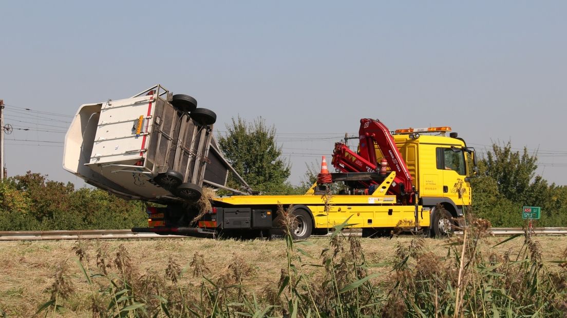 File door gekantelde paardentrailer; pony's ongedeerd (video)