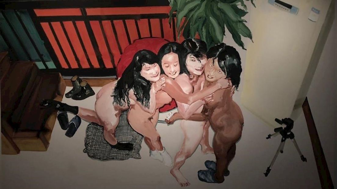 Op een van de schilderijen staan vier naakte Aziatische vrouwen