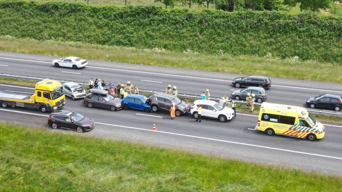 Vijf auto's botsen op elkaar op de A28.