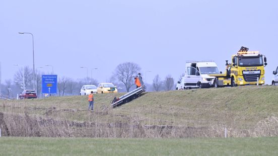Kop-staartbotsing in Stad • Auto verliest aanhanger op N33 bij Holwierde. Kop-staartbotsing in Stad • Auto verliest aanhanger op N33 bij Holwierde.