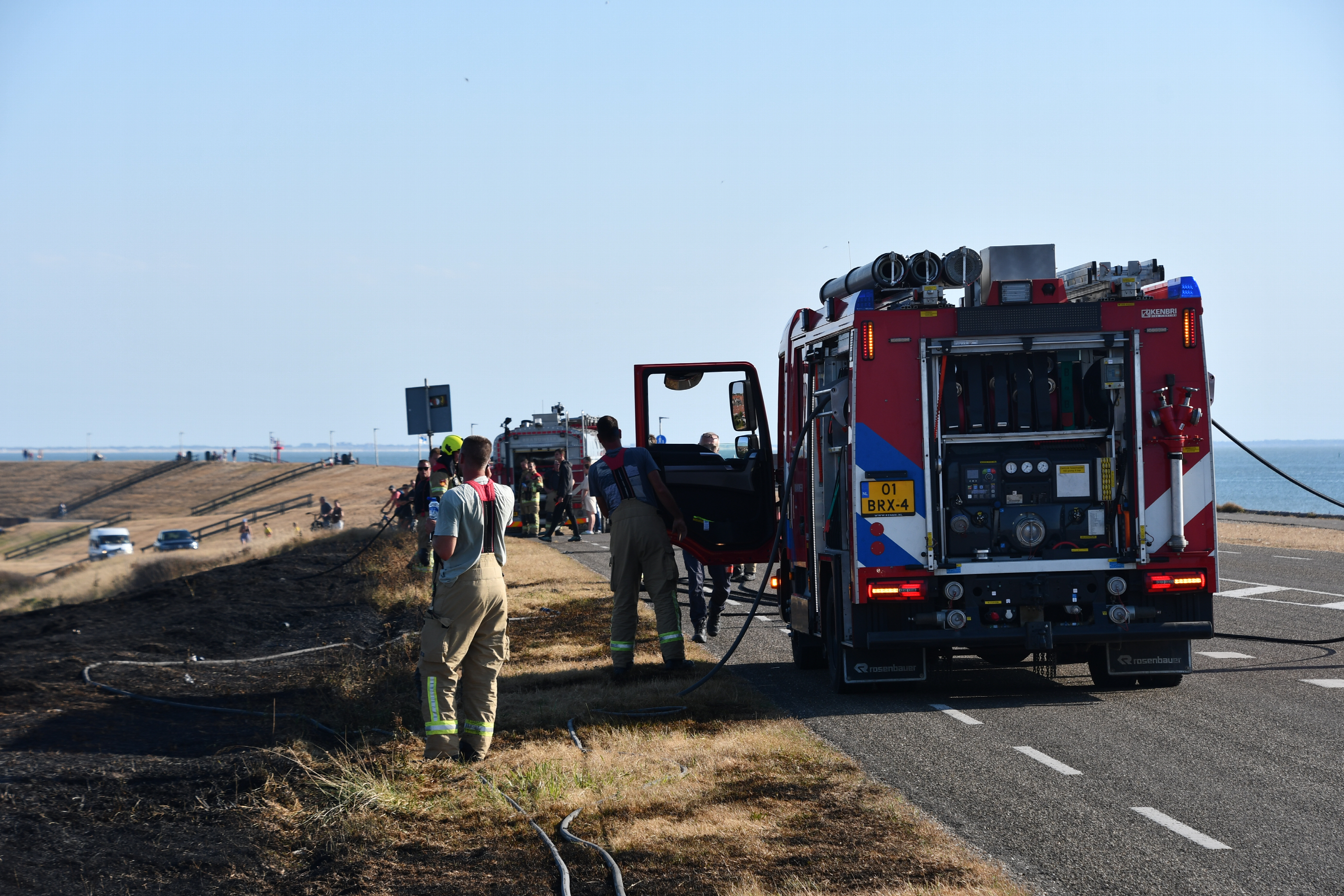 Meerdere brandweervoertuigen rukken uit voor brand Zeedijk bij Westkapelle