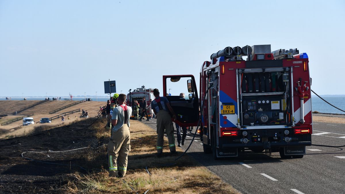 Meerdere brandweervoertuigen rukken uit voor brand Zeedijk bij Westkapelle
