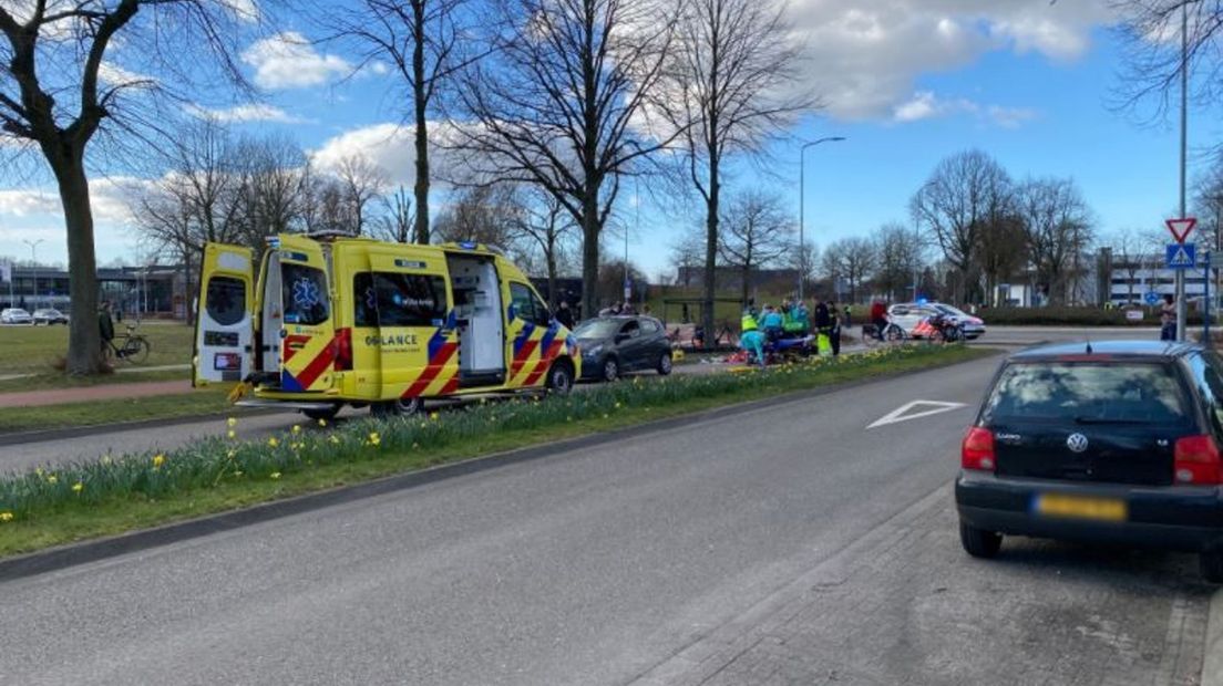 Het ongeluk gebeurde op de rotonde van de Hoofdweg in Harderwijk.