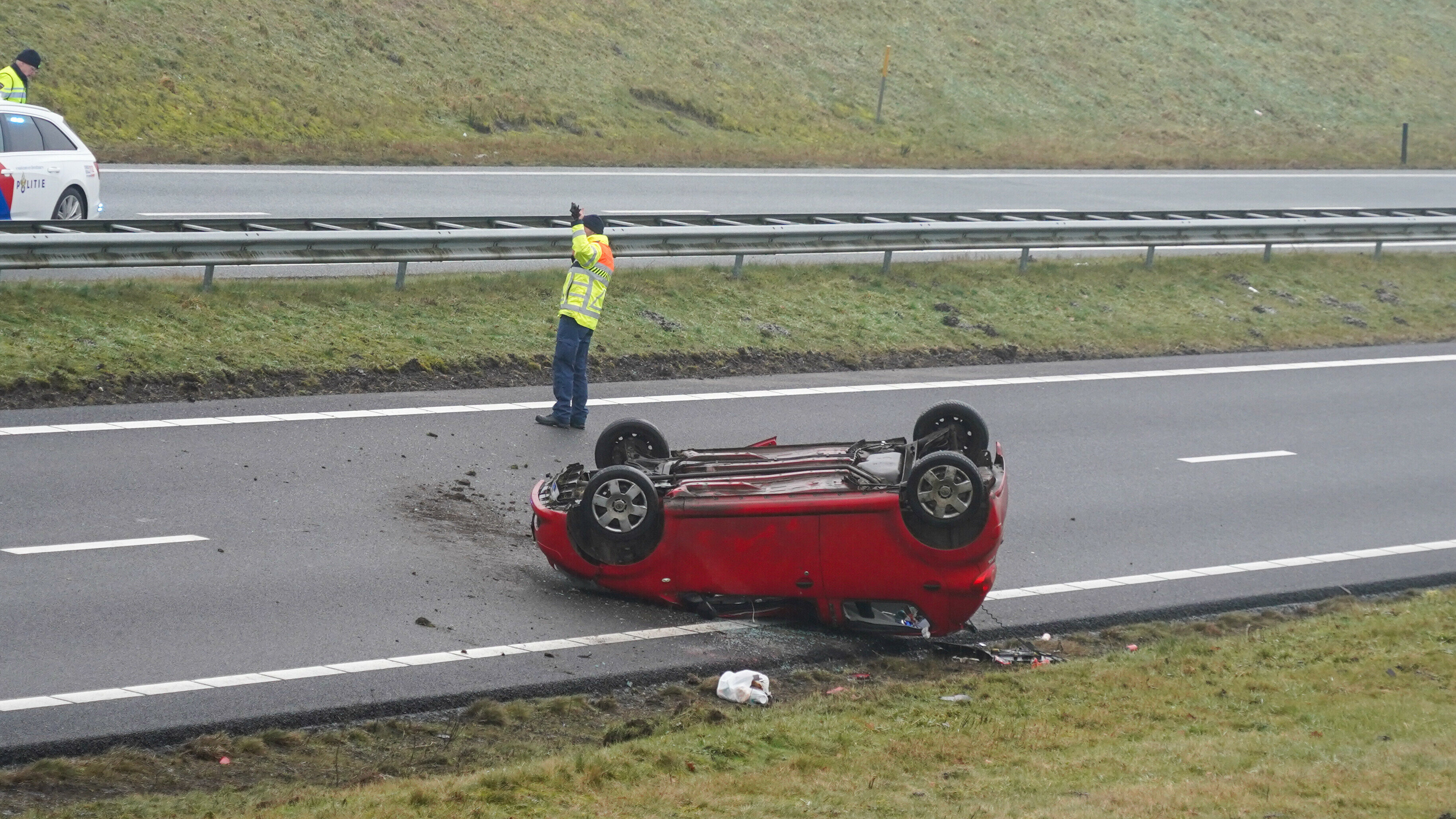 Auto op de kop na botsing op N33 bij Gieten