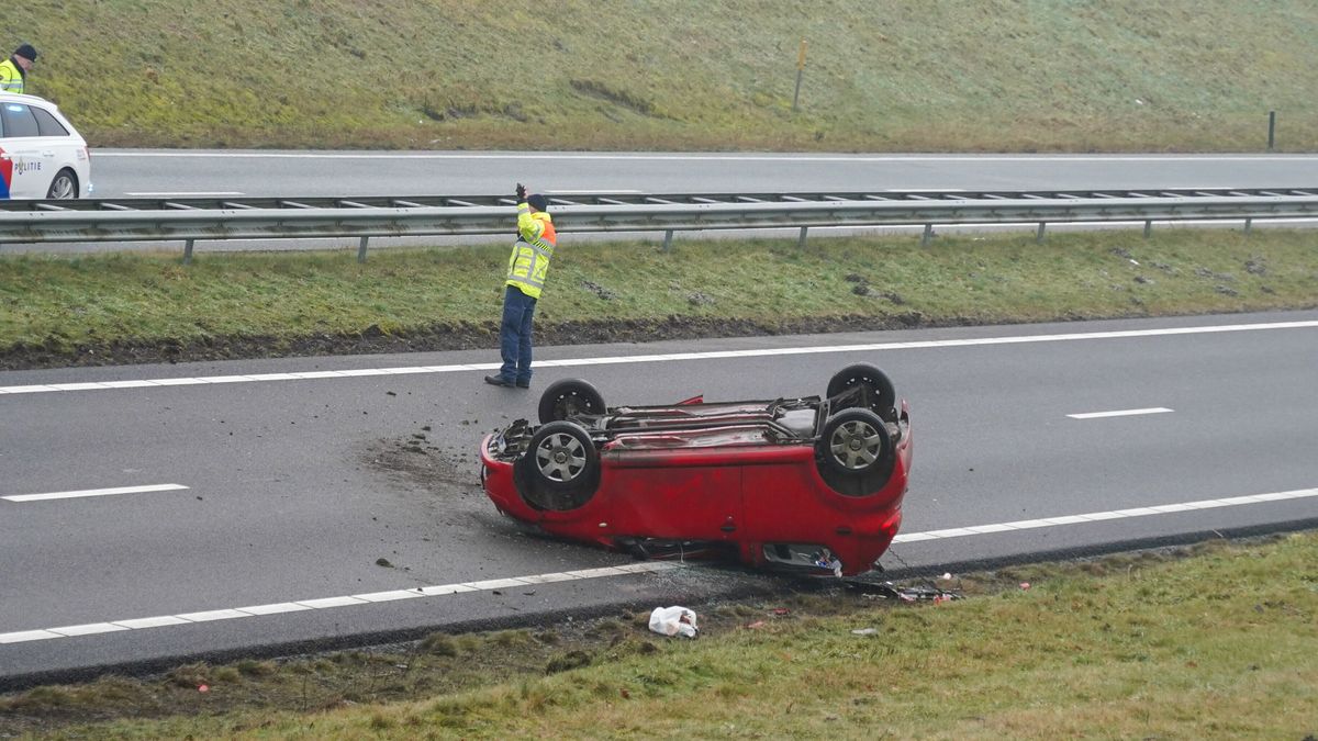 Auto op de kop na botsing op N33 bij Gieten