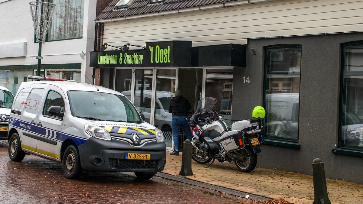 Politie opnieuw in drugspand Oosterwolde | Ternaard moet ramen nog even dicht houden