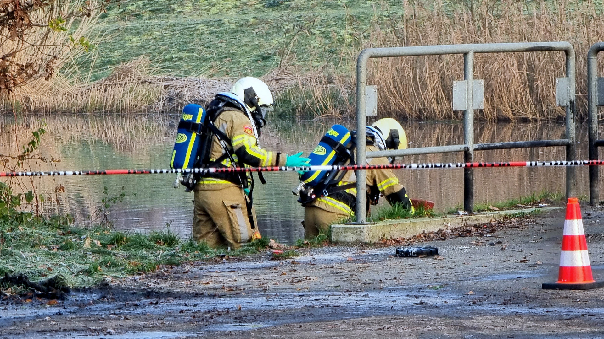 Onderzoek aan de waterkant.