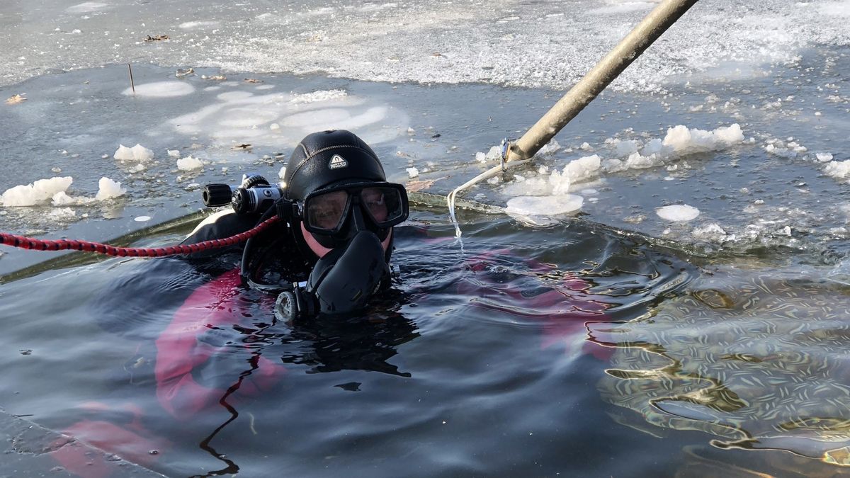 IJsduiken: 'Het is zo mooi onder het ijs' - RTV Noord