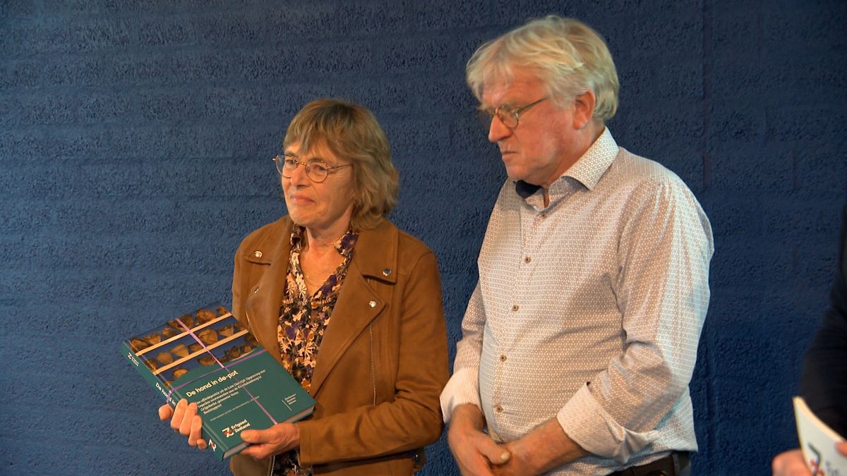 Met secondelijm plakten Iet en Ad wat oude scherven aan elkaar, niet wetend dat ze een unieke vondst