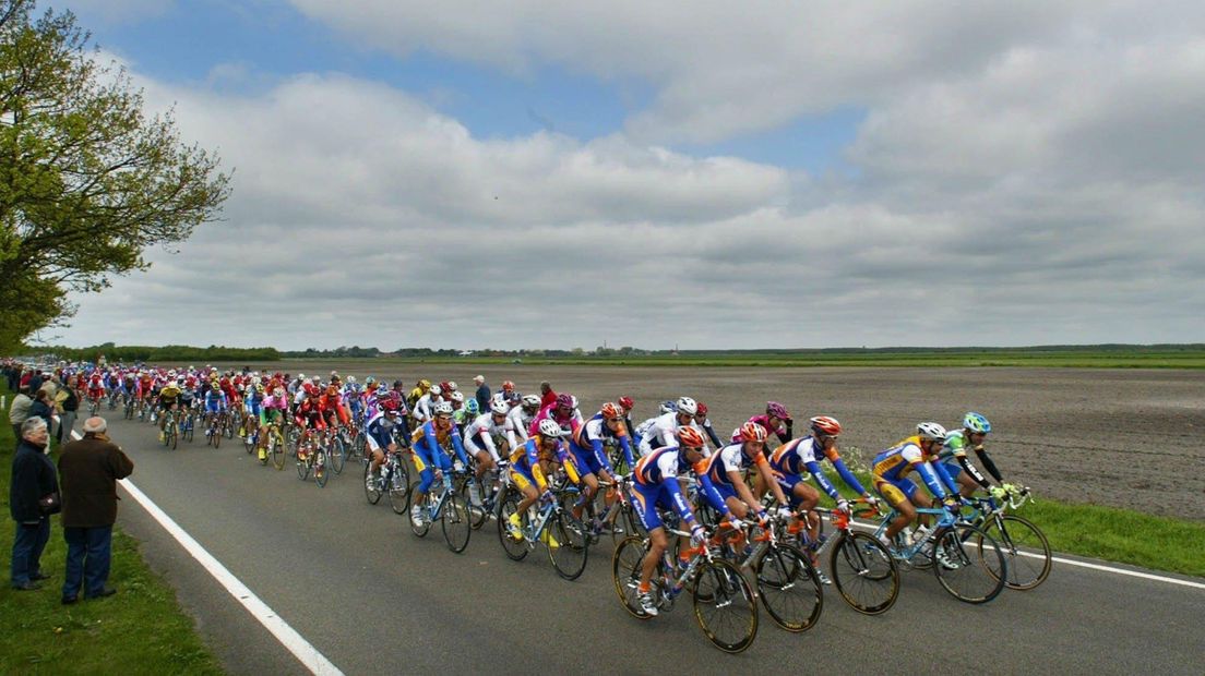 Mei 2002: de Giro d'Italia-renners denderen door onze provincie.