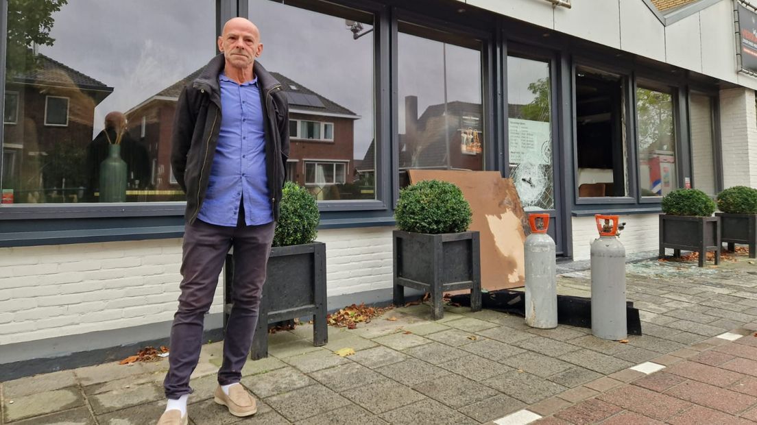 Spyros Dimitropoulos voor zijn uitgebrande restaurant