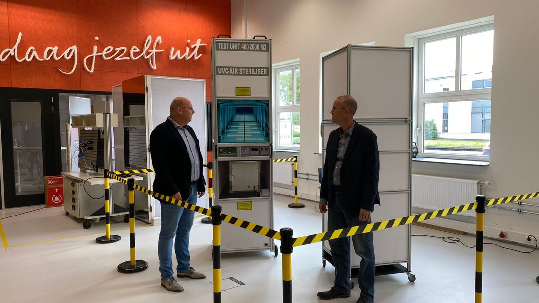 Piet Kamminga en Jan de Morrée bij de UV-C-Steriliser