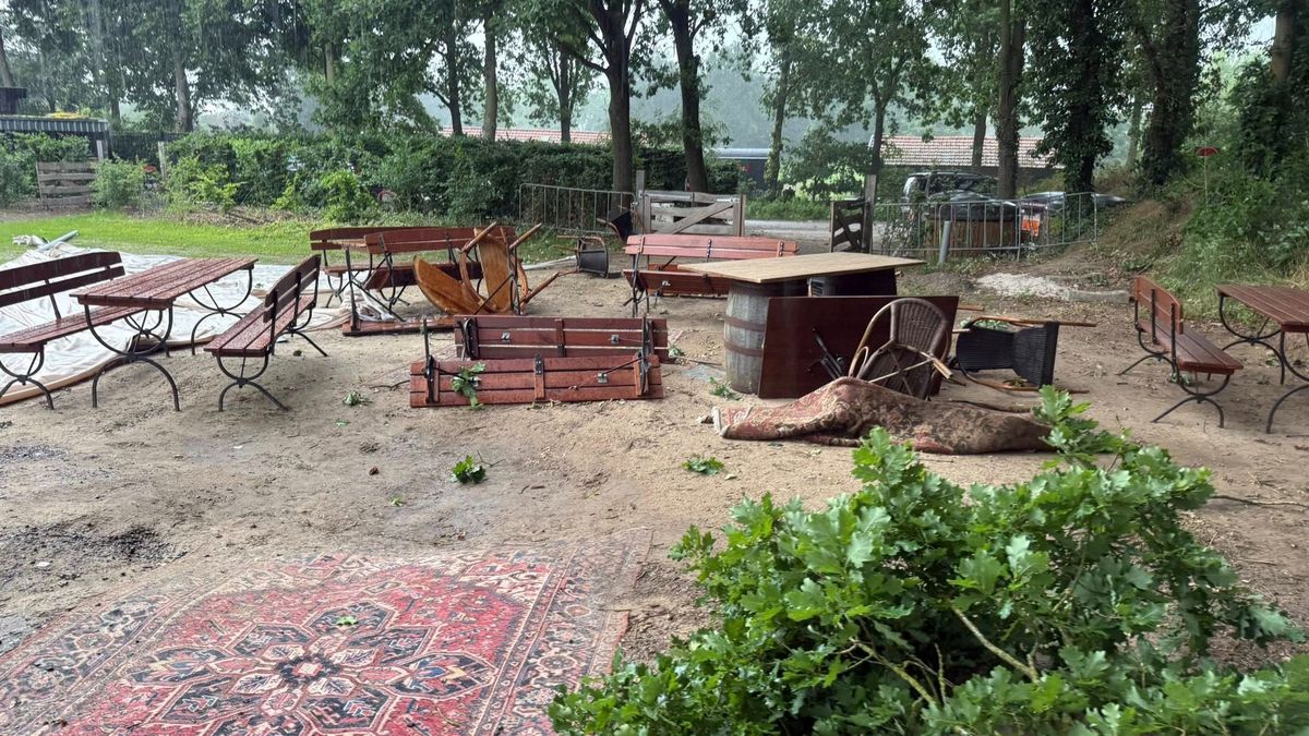 Zware buien zorgen voor meldingen van wateroverlast en stormschade