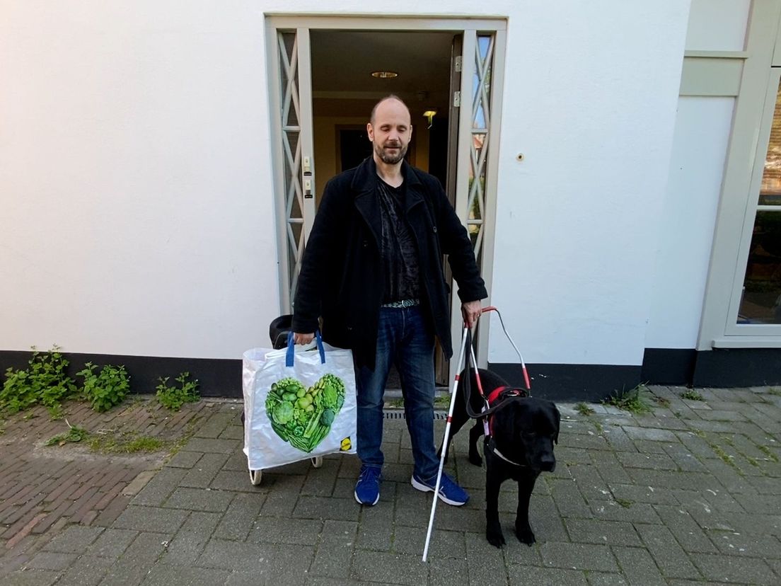Michel haalt net een voedselpakket op van John