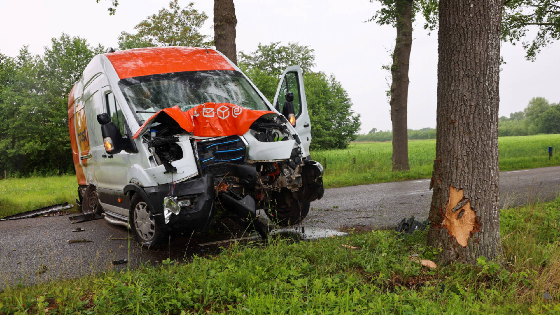 Bestelbus knalt op boom in Achterveld