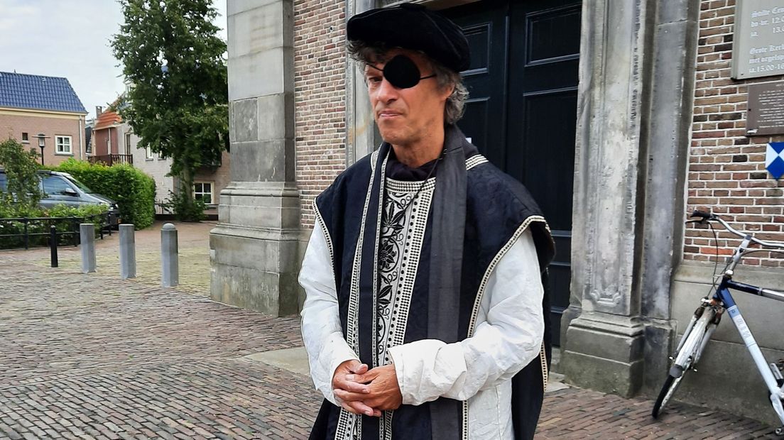 Mink de Vries als [bijna blinde] Johannes van Ommen op diens 600ste sterfdag