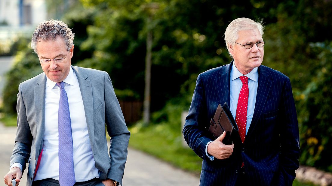 Robin Linschoten (r.) en zijn advocaat op weg naar de behandeling van de fraudezaak.
