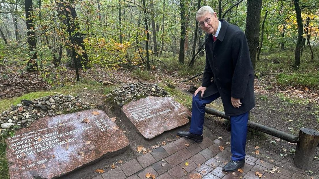 Dick van Hemmen bij het monument