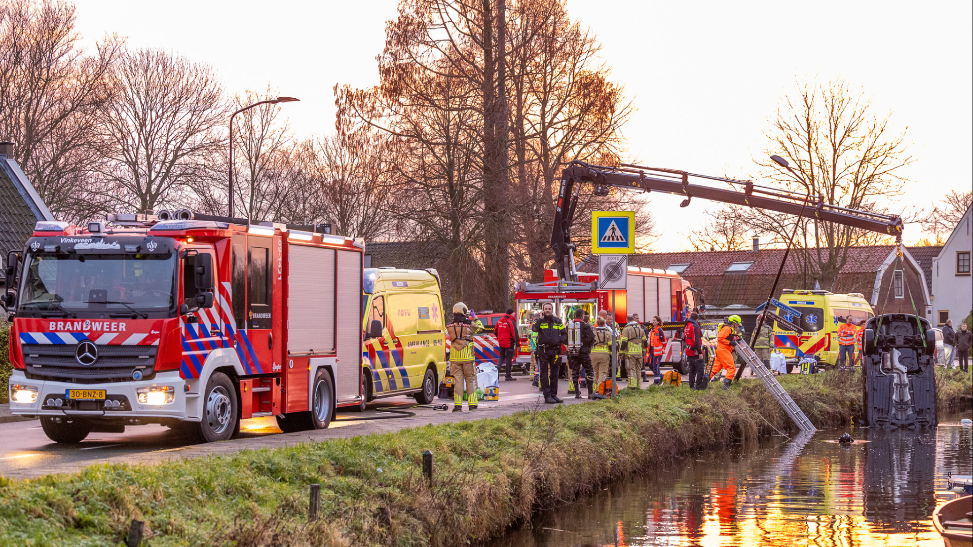 Auto raakt te water in Baambrugge